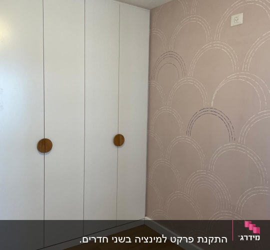 רצפת פרקט עץ בהירה בחדר